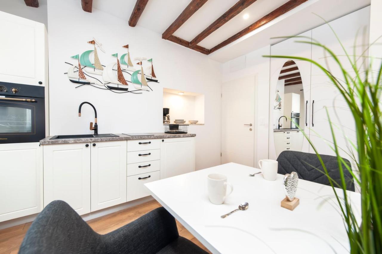 The Yellow House Apartments Rovinj Exterior foto