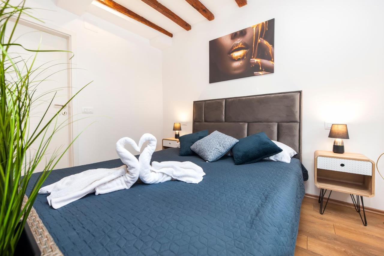 The Yellow House Apartments Rovinj Exterior foto