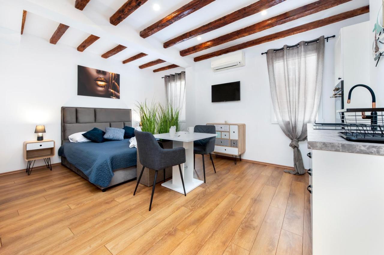 The Yellow House Apartments Rovinj Exterior foto